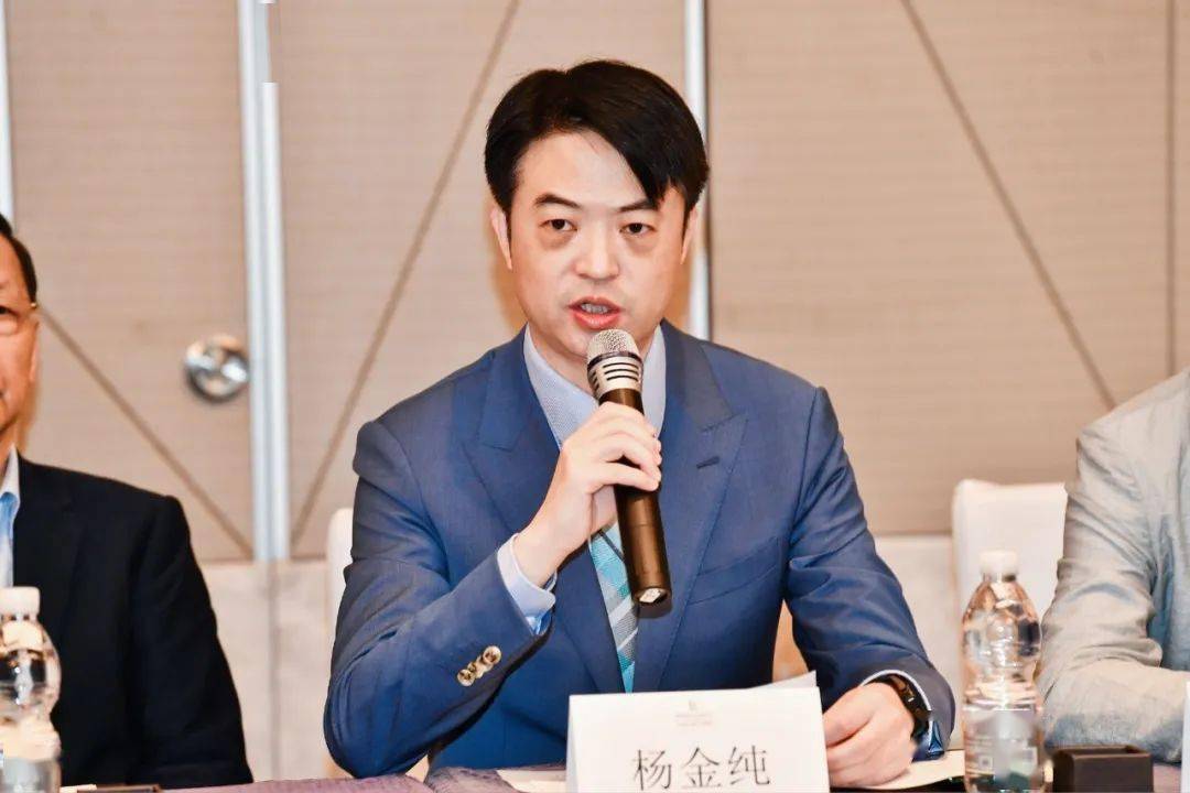 委员会主任杨金纯总结了2020年中国服装协会定制专业委员会各项工作