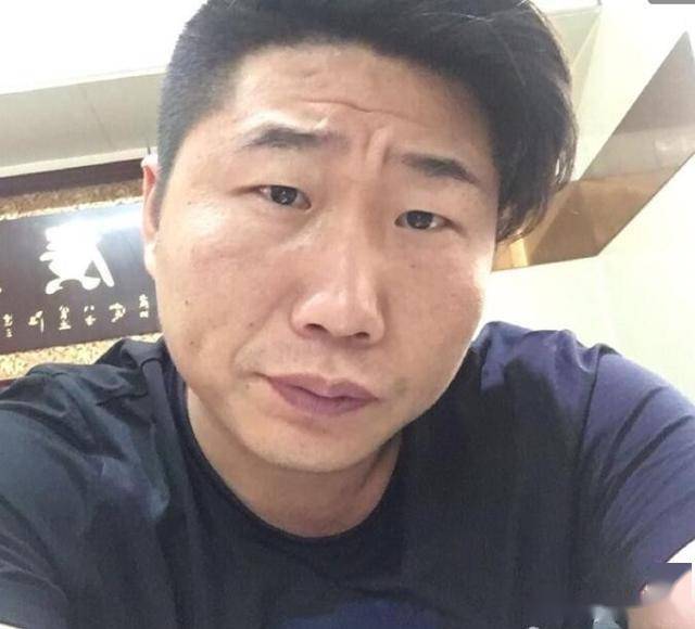 男主播在土豪面前也这样卑微?为了礼物,哭着做了几百个深蹲