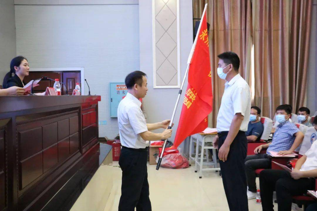 永州市工商职业中等专业学校学生汤智杰代表全市青年学生志愿者作表态