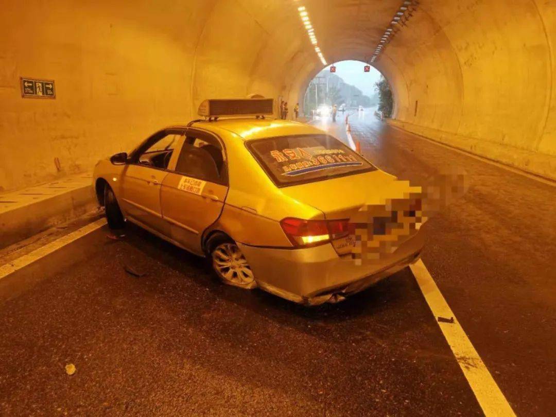 雨天超速行驶永浆隧道内一出租车突然失控翻转撞向隧道壁