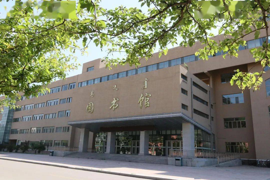 我们像双翼的神马飞驰在草原上内蒙古科技大学唱响草原晨曲乌兰察布