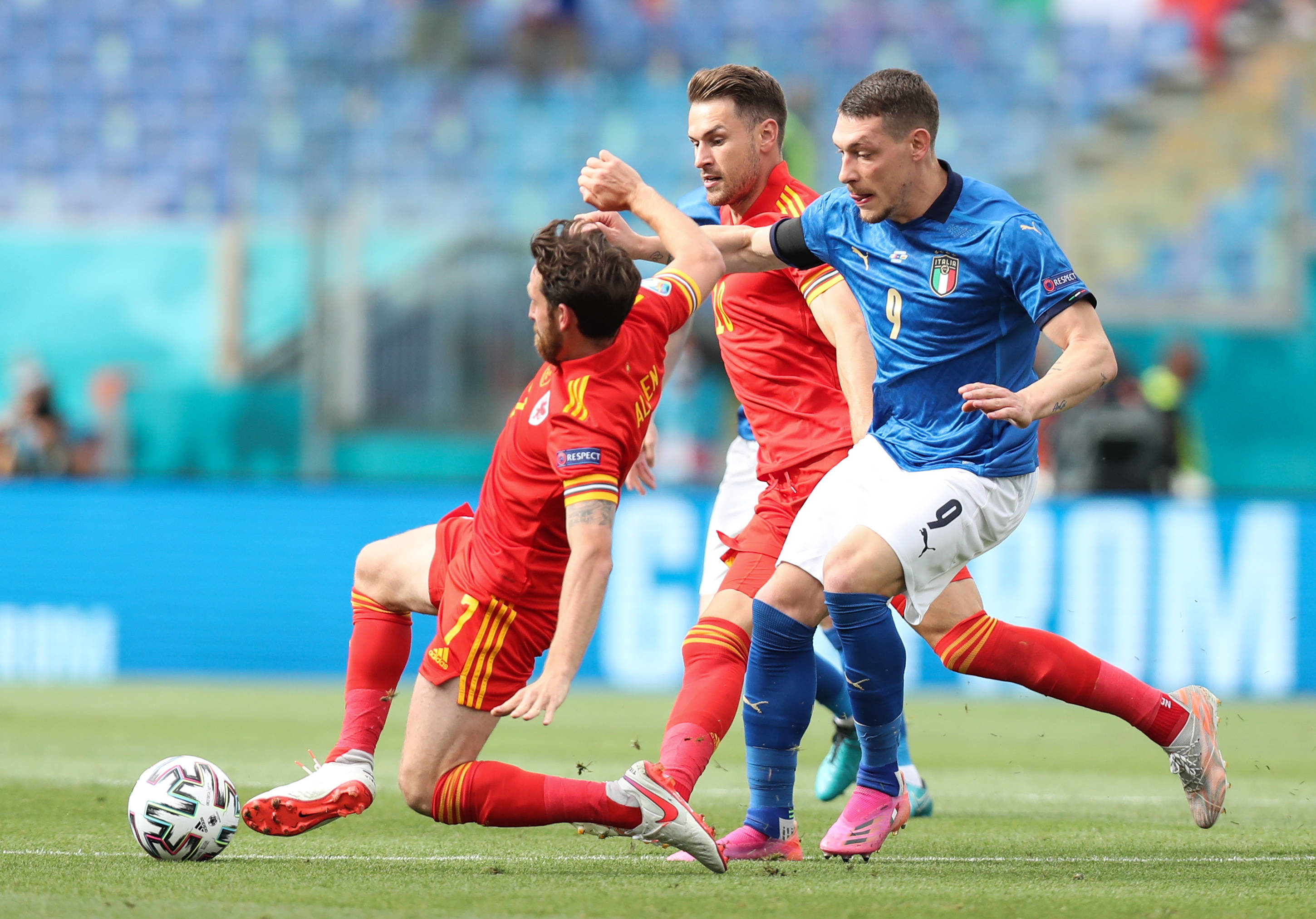 新华社照片,罗马,2021年6月21日 6月20日,戴着笑脸口罩的小朋友在开赛