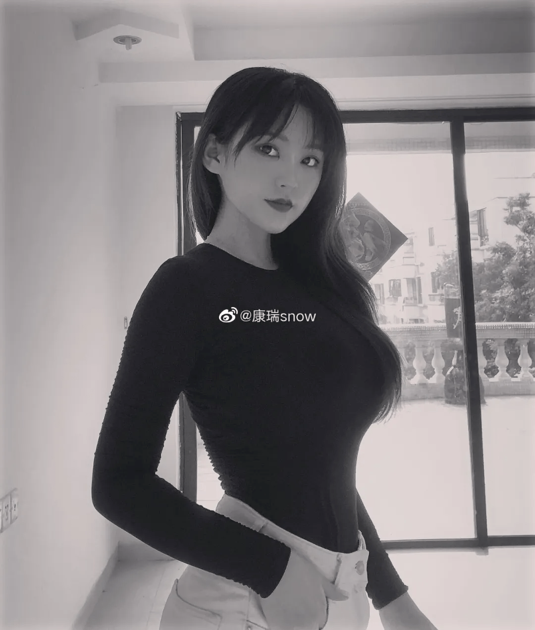 95年国产女画家马甲线蜜桃臀一个背影杀撩翻全网直男