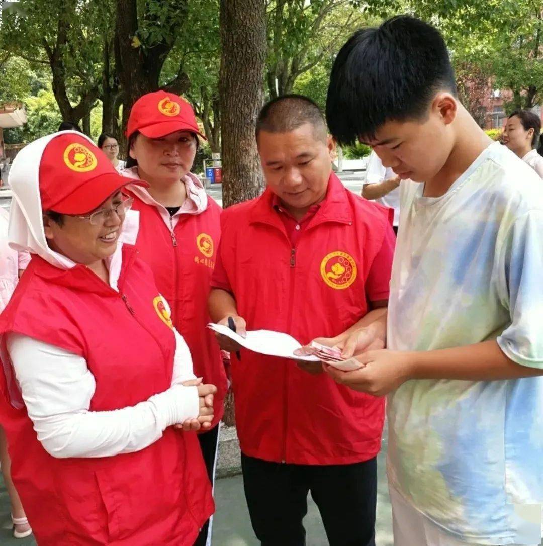 【新时代文明实践】安义县同心圆志愿者协会开展走访帮扶长埠中学困境