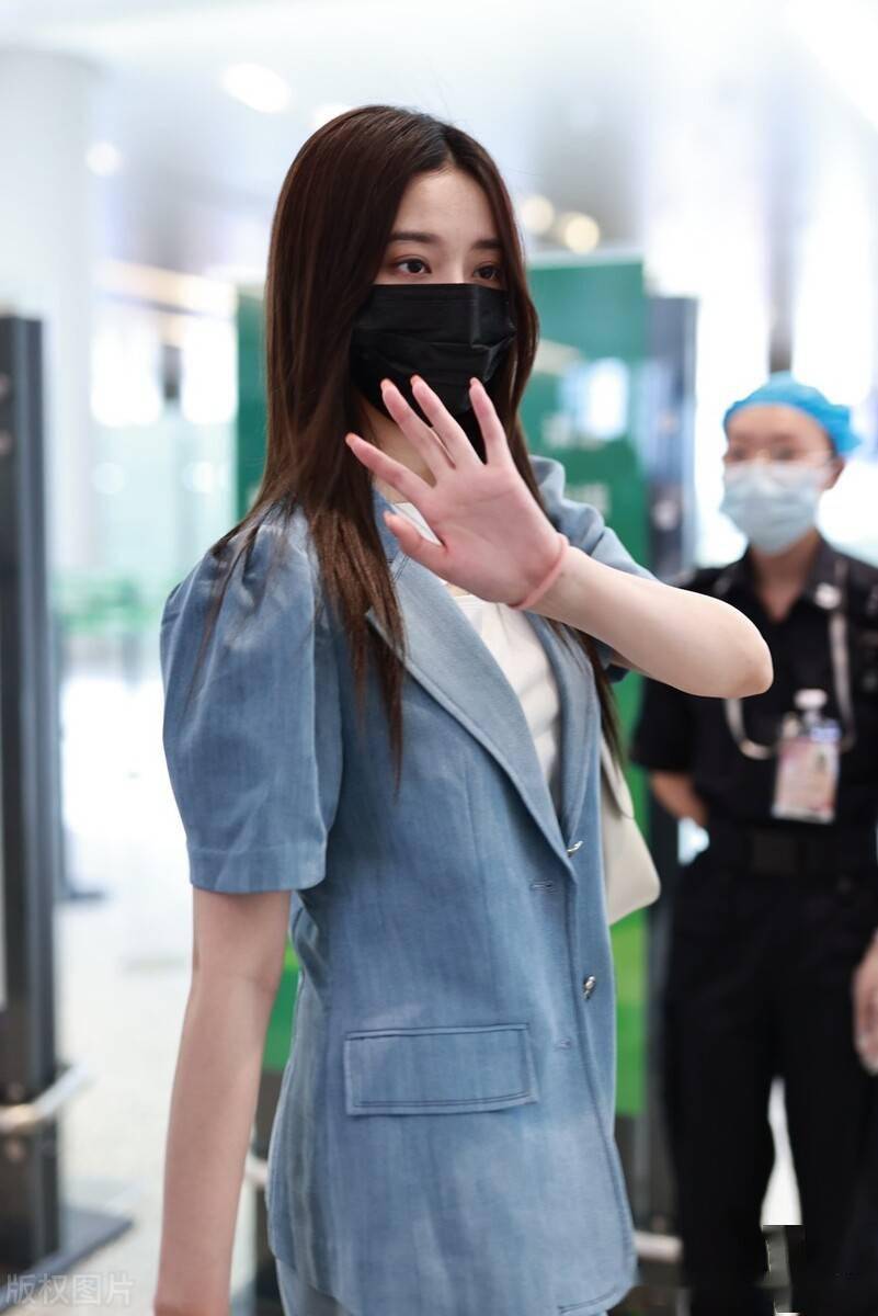 徐艺洋干练十足现身机场身着白色内搭蓝色外套蓝色短裤大秀长腿