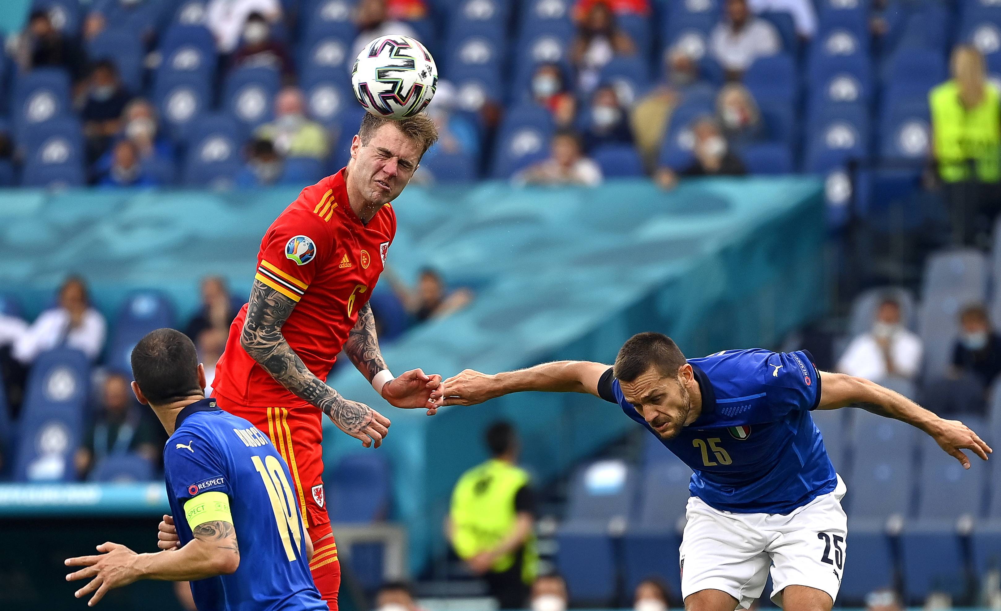 6月20日,威尔士队球员罗登(中)顶头球.