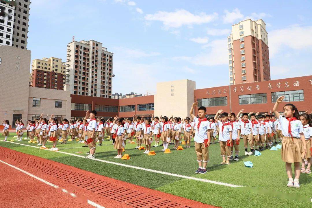 朴园温凉河路校区朴园小学温凉河路校区举行红领巾心向党少先队分批