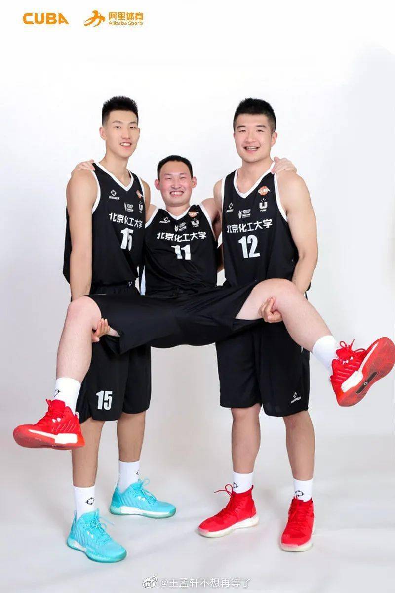 王孟轩高中生涯毕业季与球队主教练张涛合影另一位退役球员是尹子豪