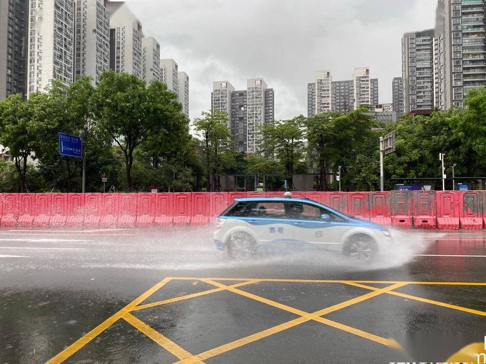 深圳福田南山宝安龙华等地现大暴雨 三防办:无重大灾情和人员伤亡