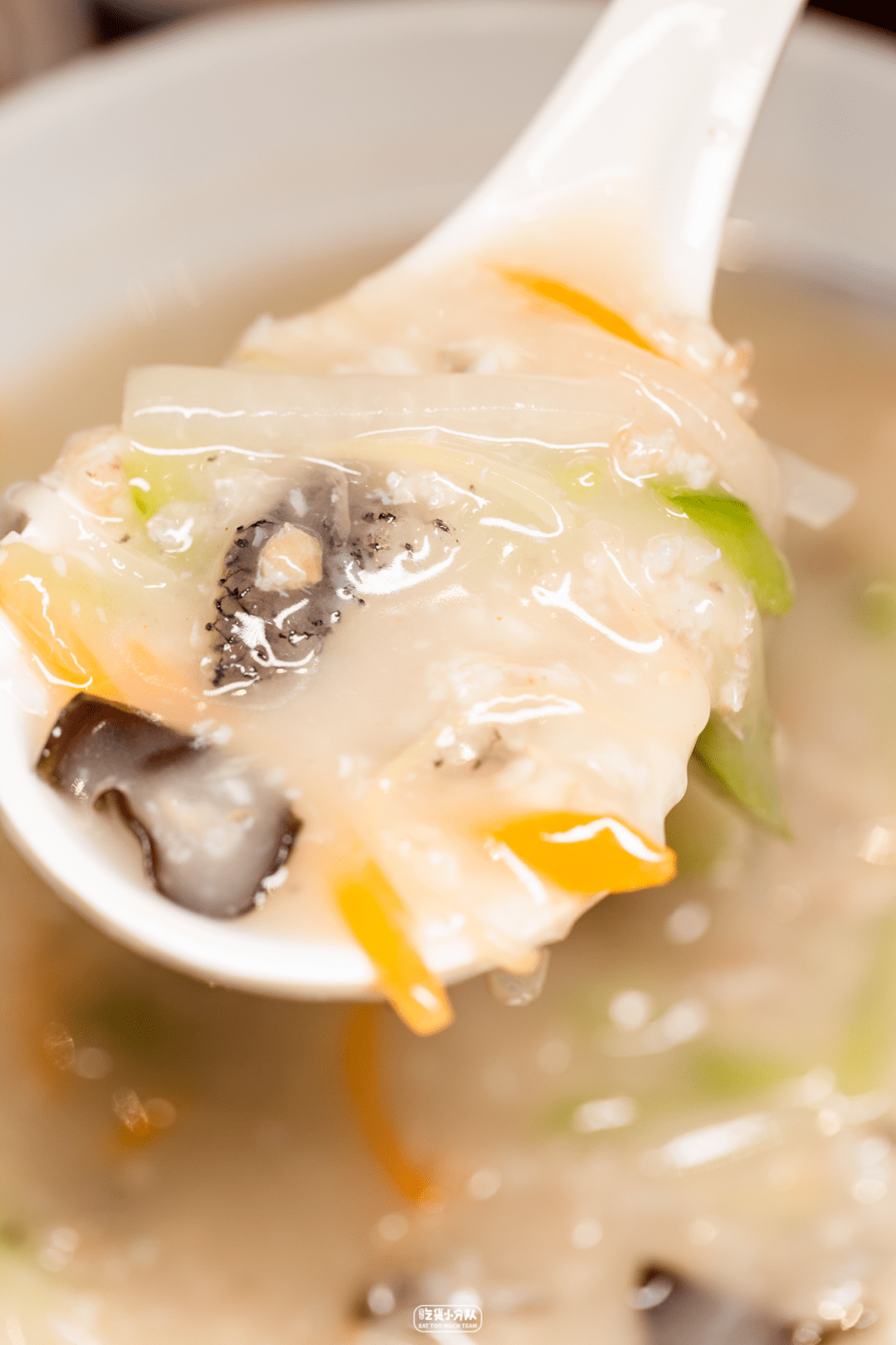 02 顺德金奖拆鱼羹以青花椒和红绿椒圈调味,底部的酱汁咸中带着微甜.