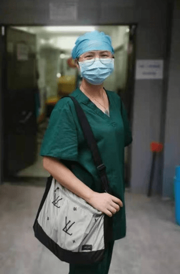 背包|看看最美服装秀！医疗队员“发明”最潮背包