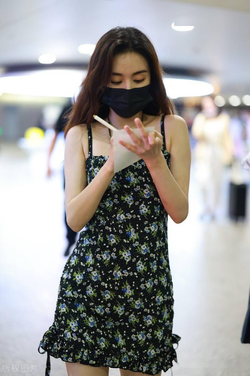 街拍:郑合惠子一袭碎花连衣裙十分清凉,飘逸秀发清纯又妩媚_机场