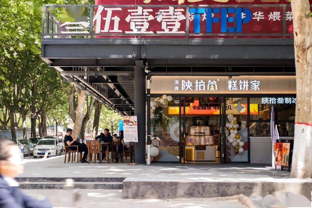 具备两个展示窗口的陕拾叁咖啡馆的光影投射与此同时,我们也看到阿记