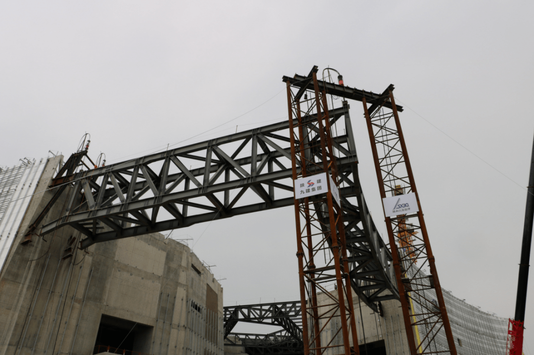 钢结构技术280吨钢桁架提升305米榆林市三馆项目钢结构悬挑桁架液压