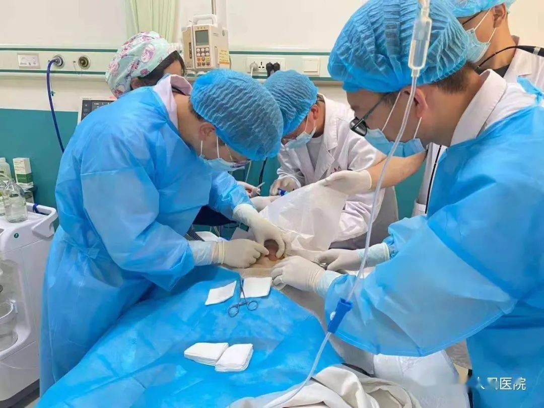 对一名重型颅脑外伤的病人成功开展了支气管镜辅助引导下经皮气管切开