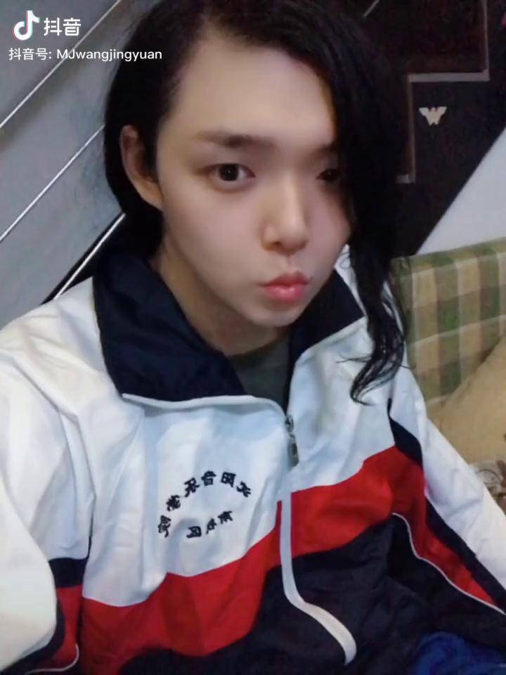 在扔旧衣服时候发现了2009年刚入学沈阳音乐学院的校服那个非主流还