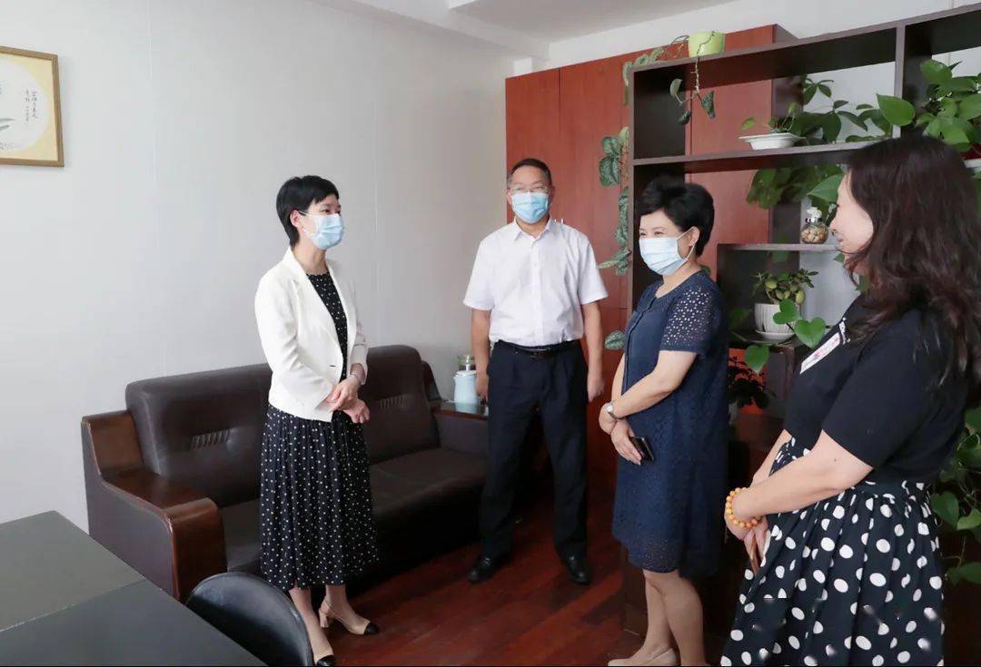 市政府副市长章月燕来市总工会调研走访慰问