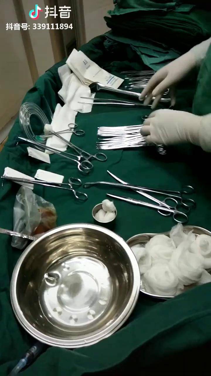 剖腹产手术的所有器械每天工作就是迎接新生命的到来