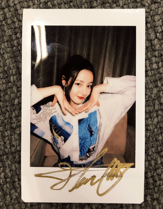 迪丽热巴拍立得合集分享少女娇俏感尽显