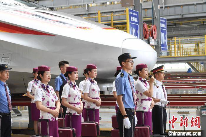 重庆:全新复兴号智能动车组亮相_陈超