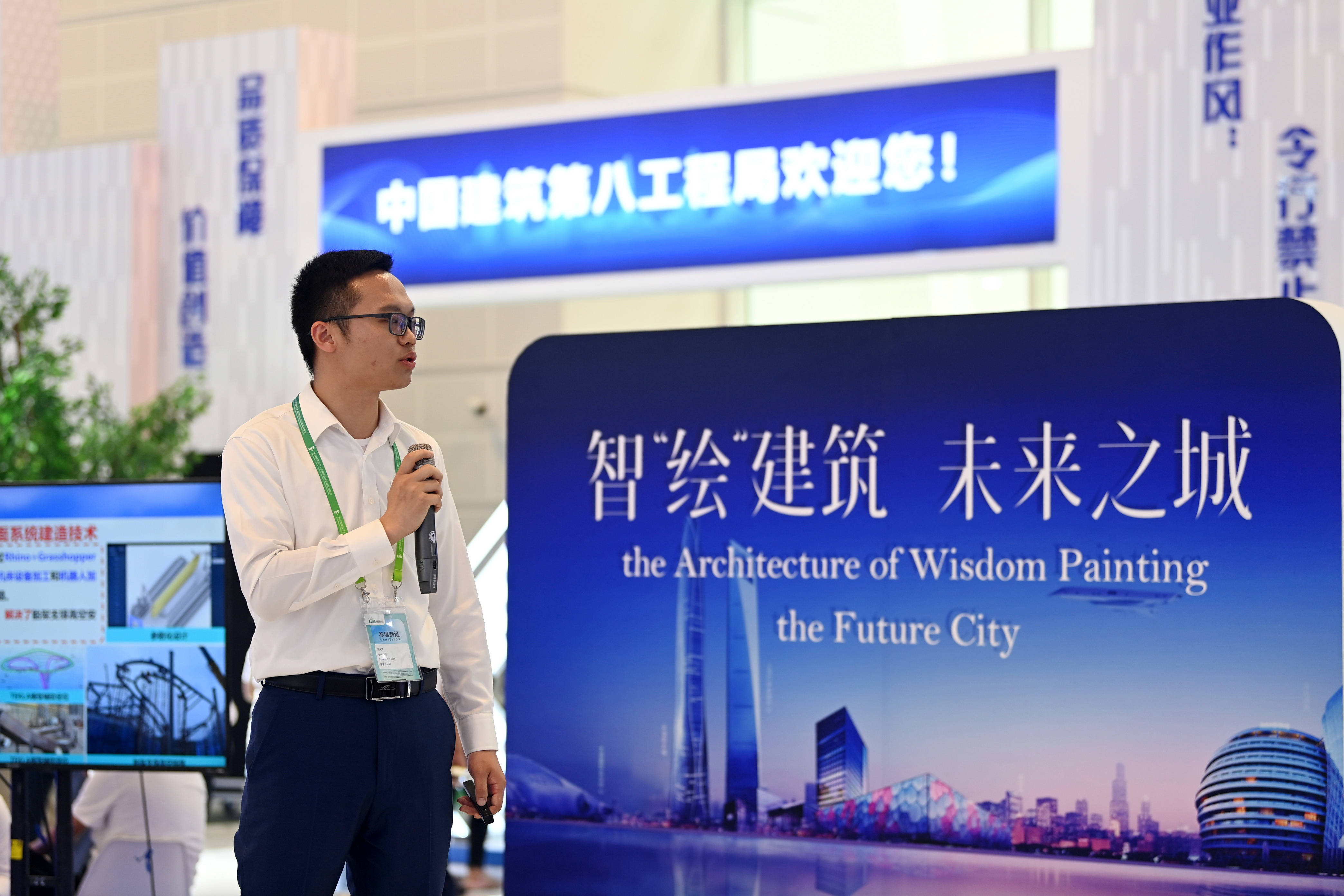 6月24日,在国家会展中心(天津)一期展馆,工作人员在介绍新型建筑情况.