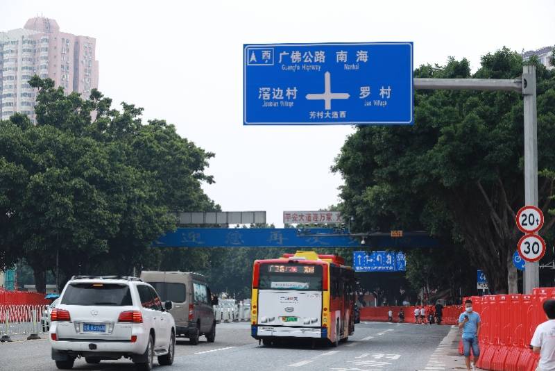 滘口汽车站,广佛路口,陆续有公交驶出.