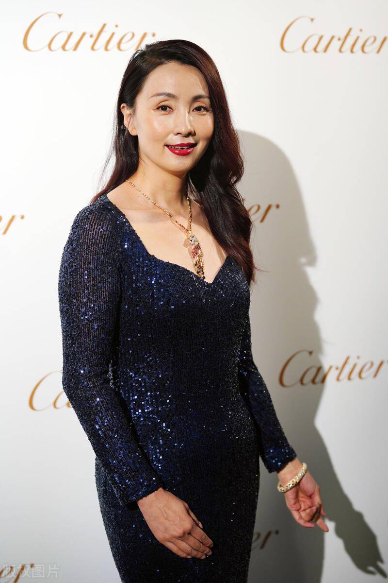 没想到陶虹这么有料,穿紧身裙勾勒出饱满的身材,曲线丰润真迷人