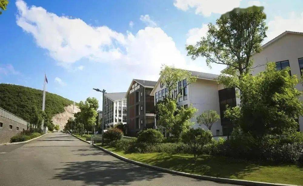 清镇城投和贵州广大城投公司共同注资的十二年一贯制学校