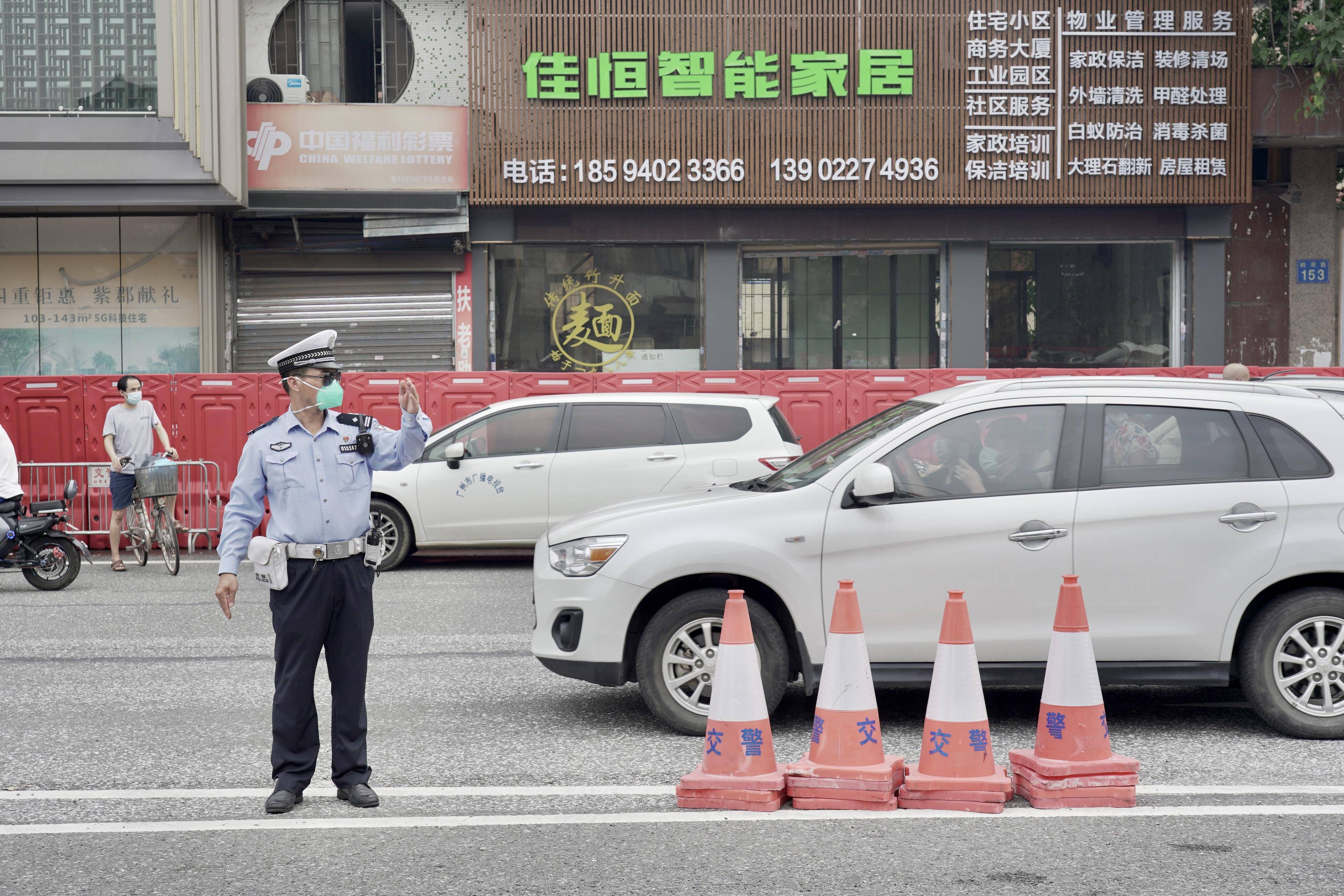 6月24日,鹤洞路,交警指挥车辆有序通行 南都记者 刘宝洋 摄