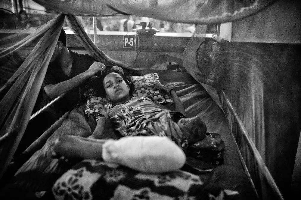 救援人员抱着年轻的尸体(图源:国家人文历史)到5月3日,距离事故的第