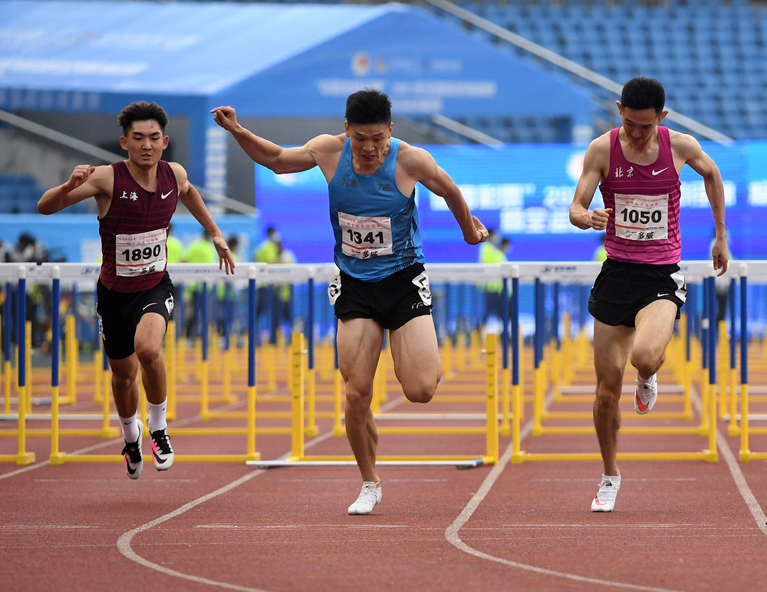 田径——全国锦标赛:男子110米栏决赛赛况