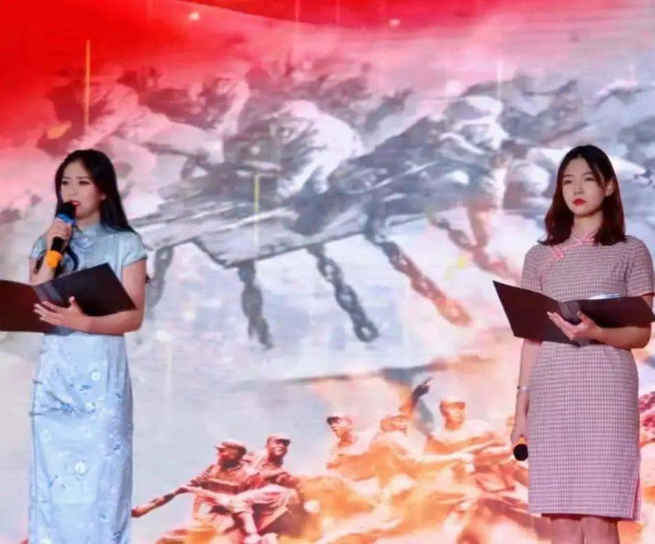 者们在表演中将自己融合进去,用令人称赞的朗诵带动着现场观众的情绪