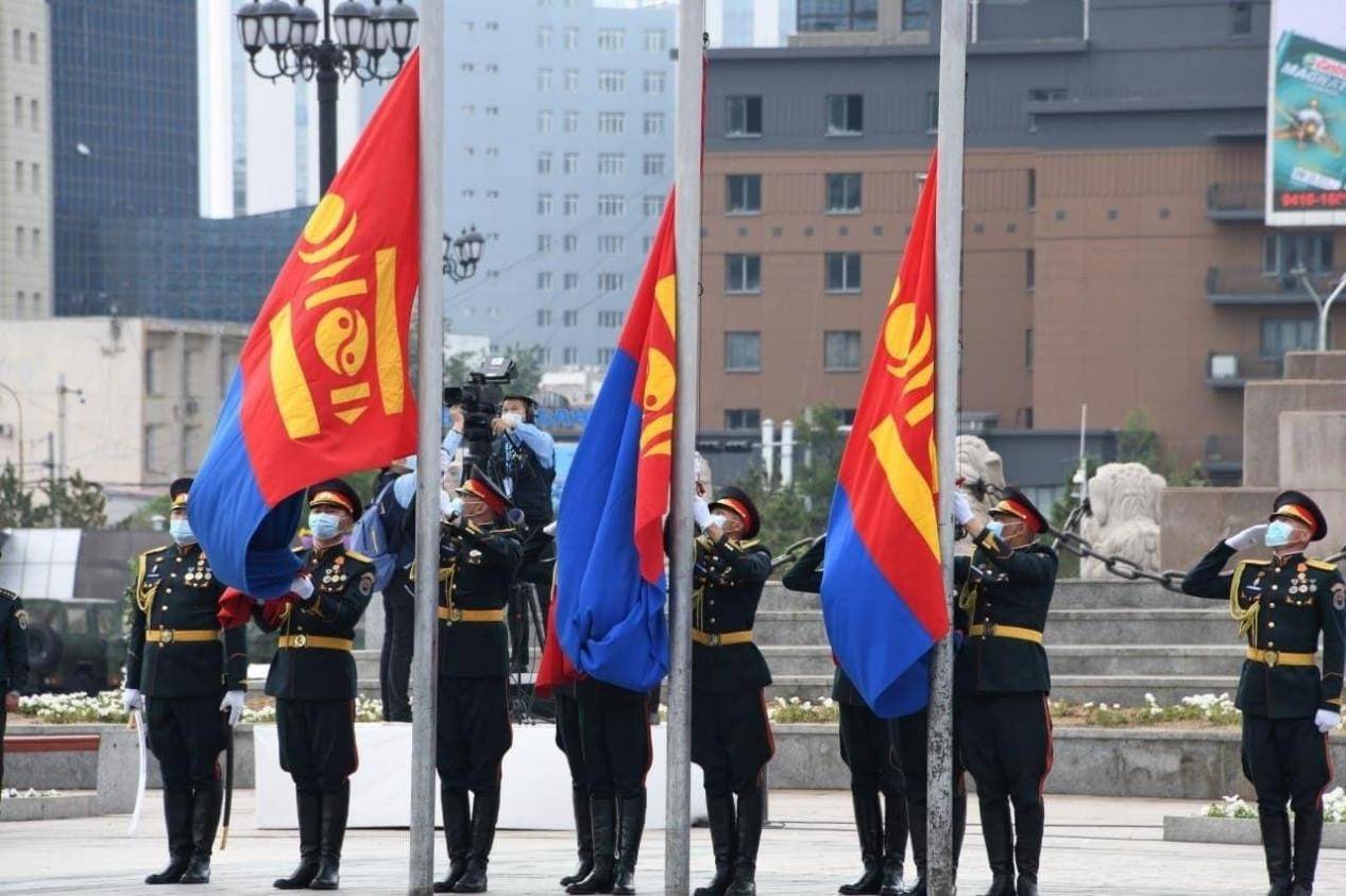 6月25日上午10时,蒙古国国家礼仪队举行升国旗仪式(图片来源:蒙古国ug