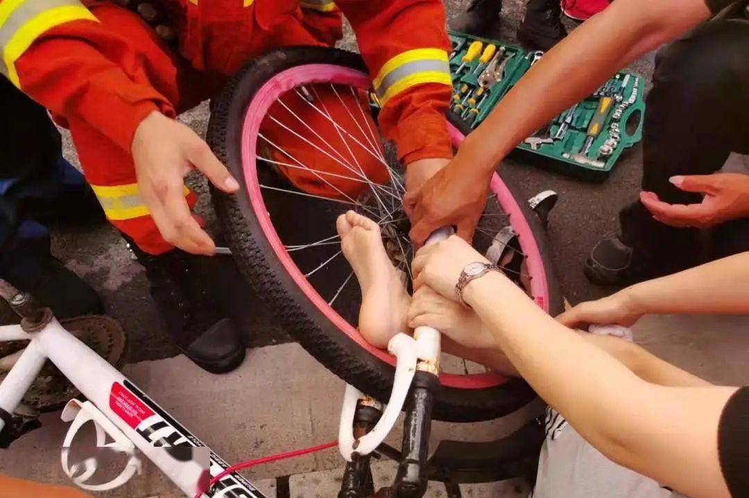 小孩脚被自行车绞伤图片