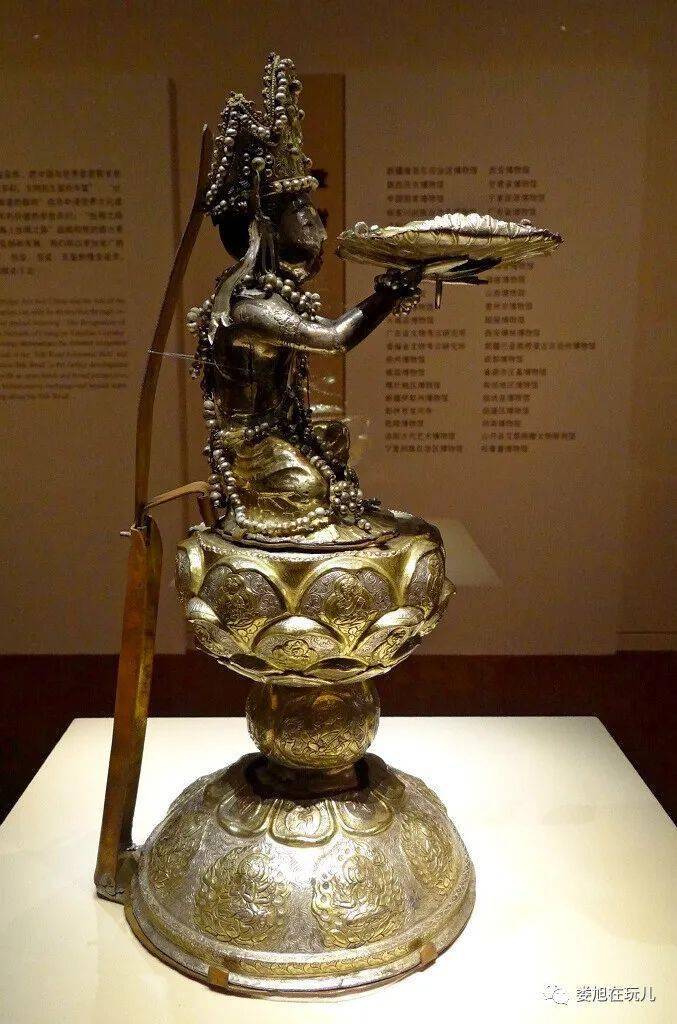 国宝鎏金捧真身银菩萨