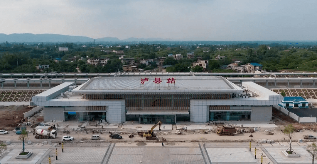 泸县站位于泸州市泸县福集镇,属于高铁小型站,站房建筑面积约6000平方