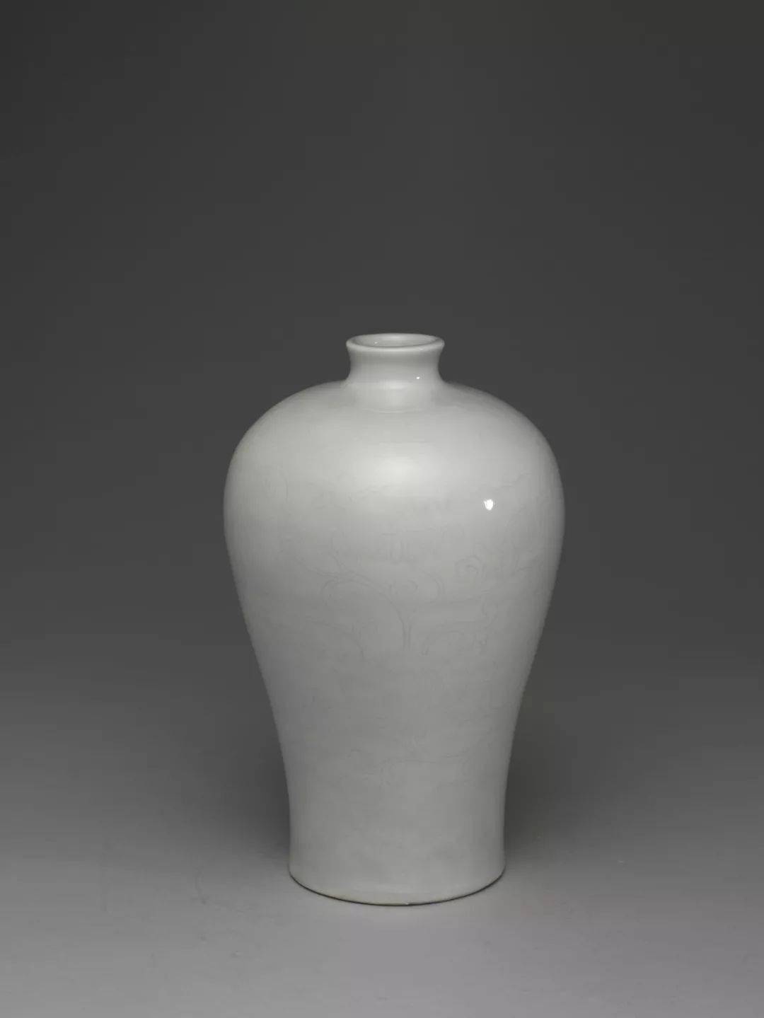 明永乐 甜白莲花纹梅瓶  高25公分 口径4.4公分