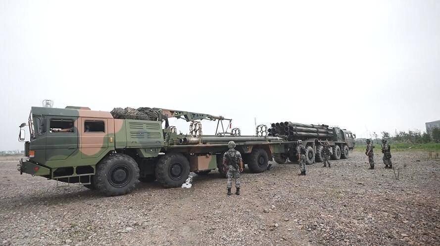 图片说明:03式远火弹药装填 "亮剑东南"视频截图随着指挥员一声令下