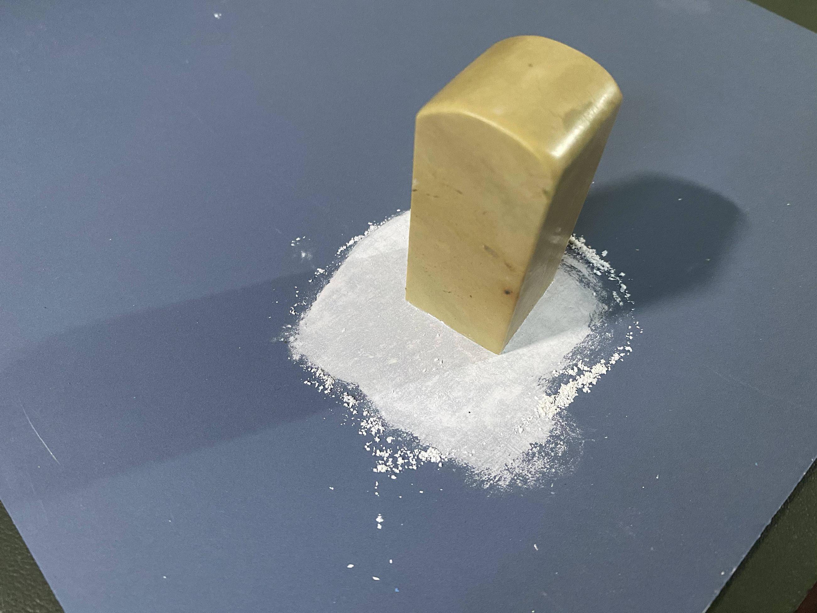 除去用金钢石磨盘和水磨石等方法外,用砂纸是最靠谱的方法.