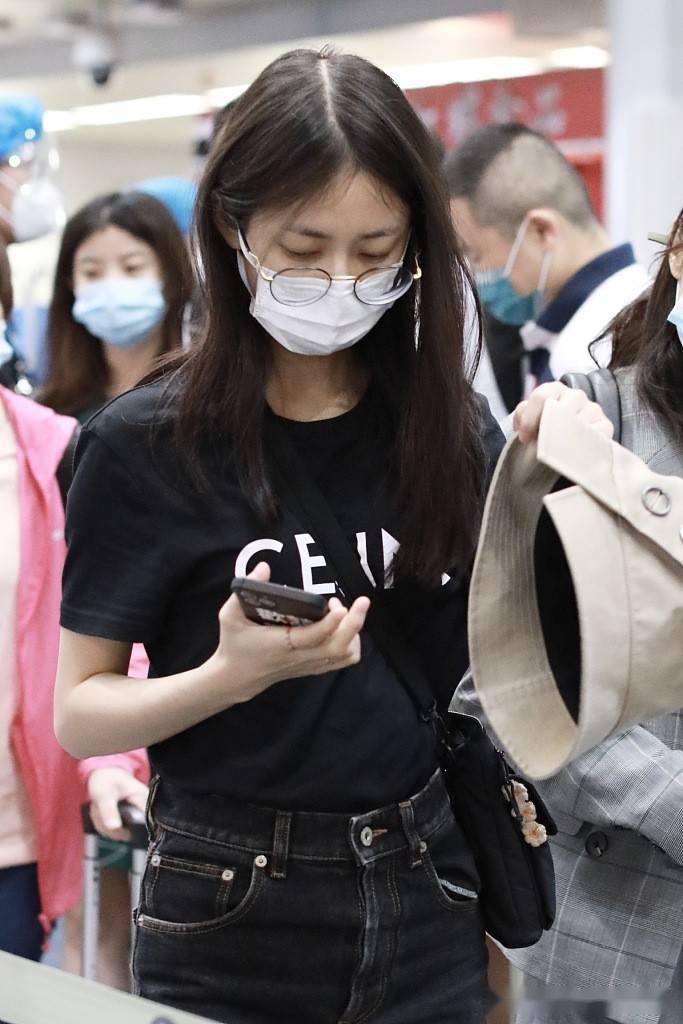 陈钰琪戴眼镜身材纤瘦似学生妹 边走边揉眼睛犯困萌态尽显