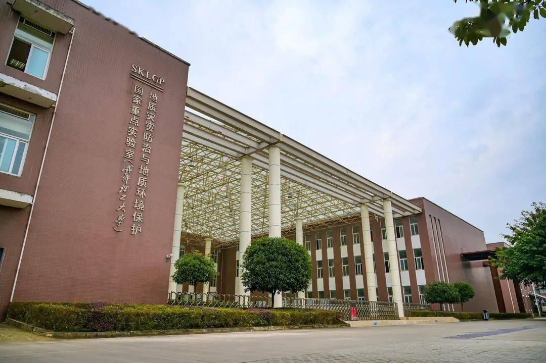 在本次咨询会期间,成都理工大学面向广大考生和家长开放,学校各学院也