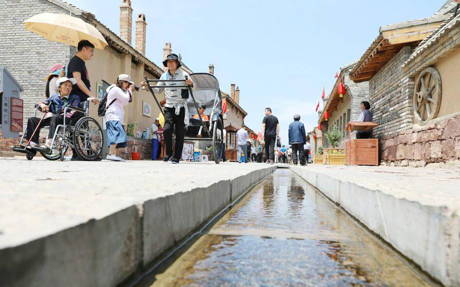店铺比肩(图片由岢岚县新闻中心提供)地处黄土高原丘陵沟壑区的山西