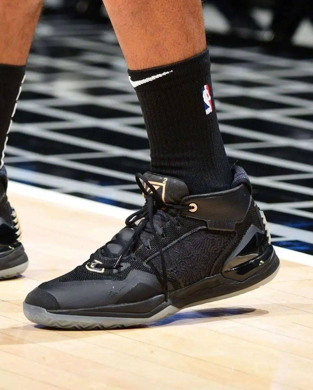 在五月份比赛赛前训练时,莱昂纳德再次上脚了这双球鞋.