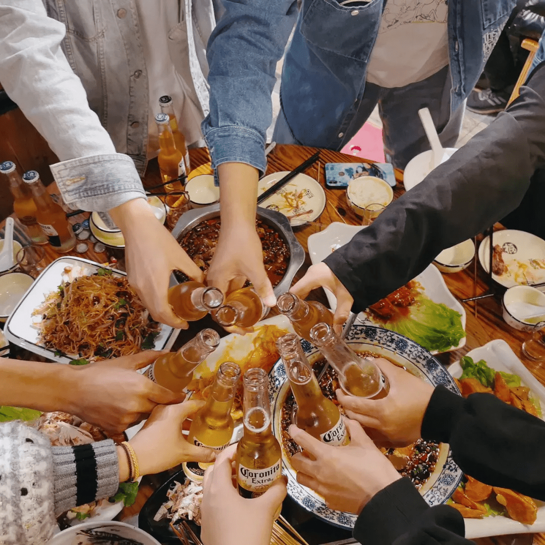 凤凰花开的路口,吃完散伙饭再走 | 夏日毕业三部曲_校园