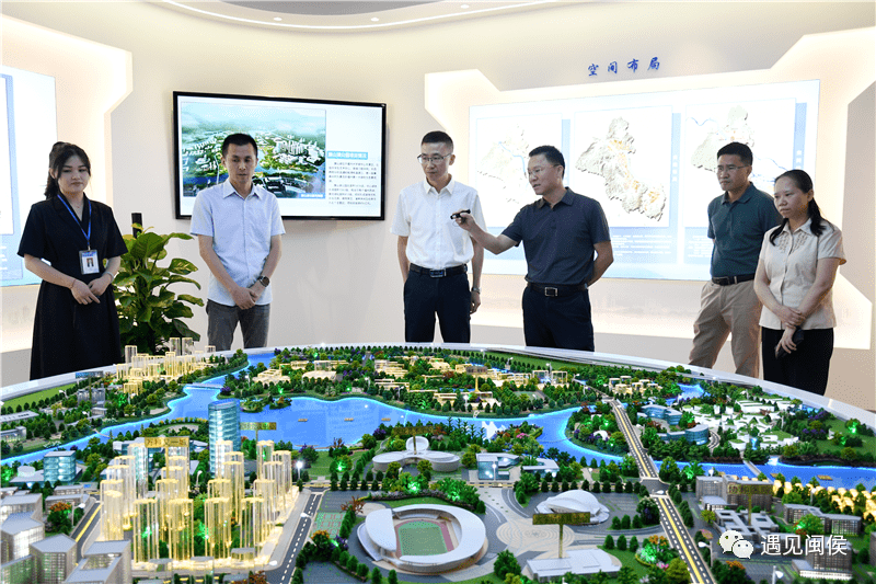 6月26日,闽侯县委书记赵明正,县长王建生带领县直有关部门负责人赴