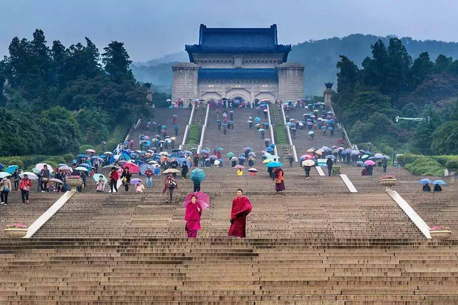 藏經樓,行健亭,永豐社,永慕廬,中山書院等建築眾星捧月般環繞在陵墓