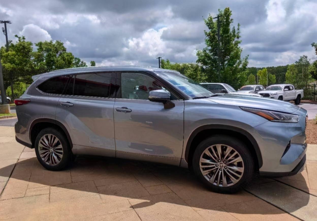 预售2836万丰田7座suv标杆完成升级新款国产汉兰达进店实拍