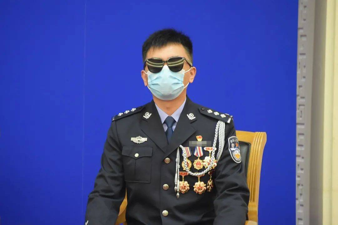警报92|缉毒警察戴墨镜出席发布会,讲述"刀尖起舞"的故事……_禁毒