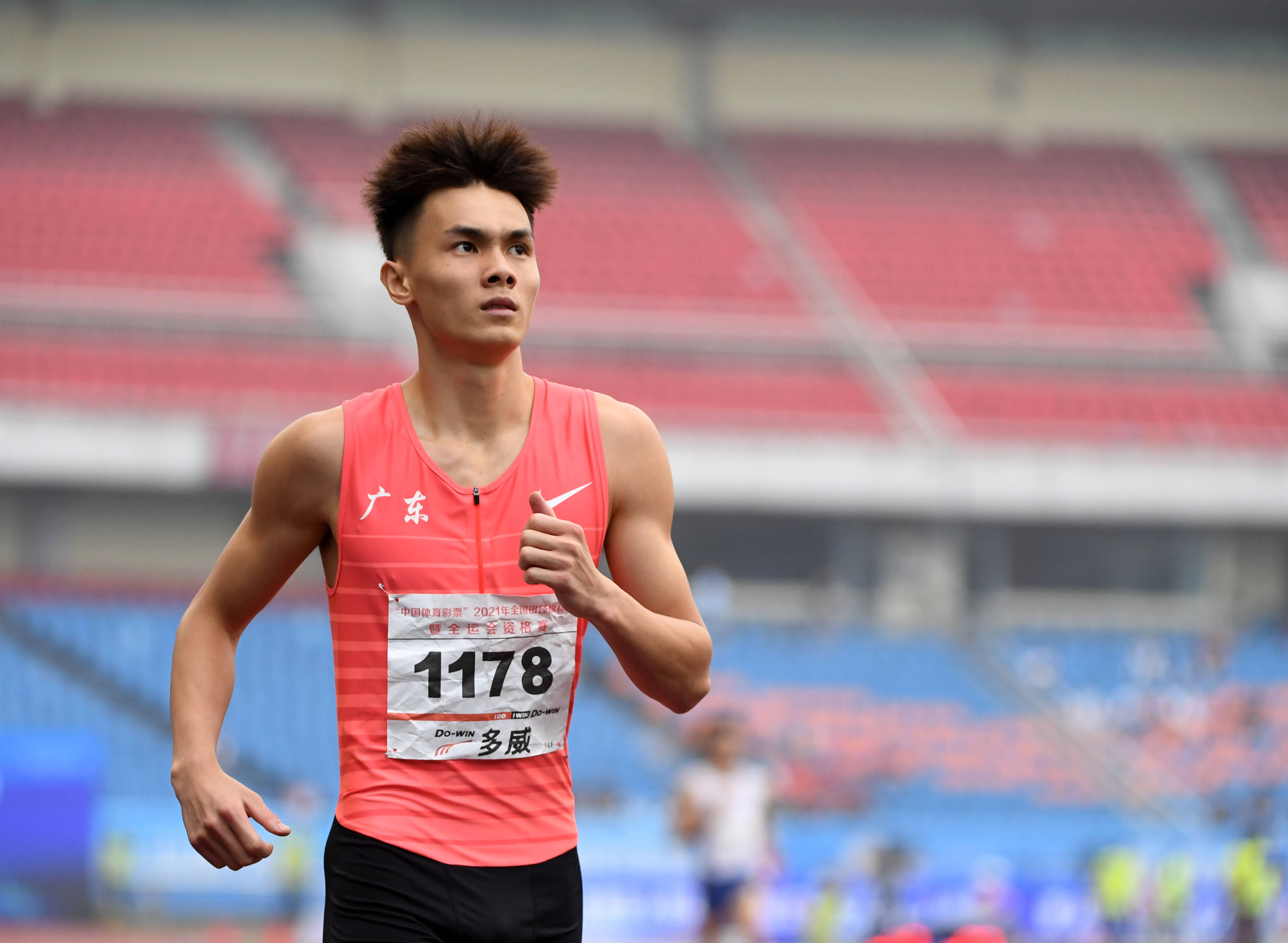 田径——全国锦标赛:严海滨获男子200米冠军