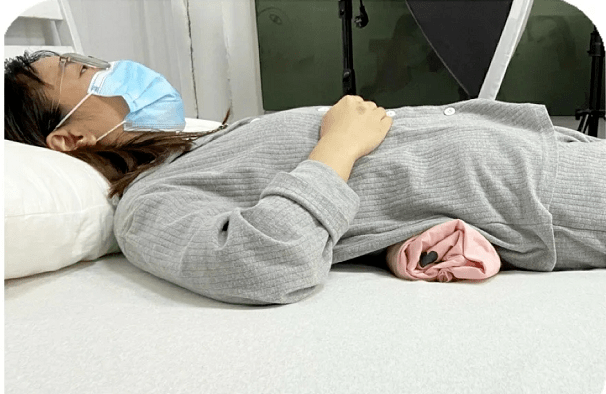 使其保持在一个较高的舒适位置,避免手臂垂落牵引肩膀,睡成圆肩